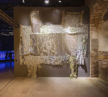 El Anatsui, Yaw Berko, 2019, aluminum printing plates, bottle tops, and copper wires. Dimensions variable. Courtesy of the artist. Photo: David Levene.
