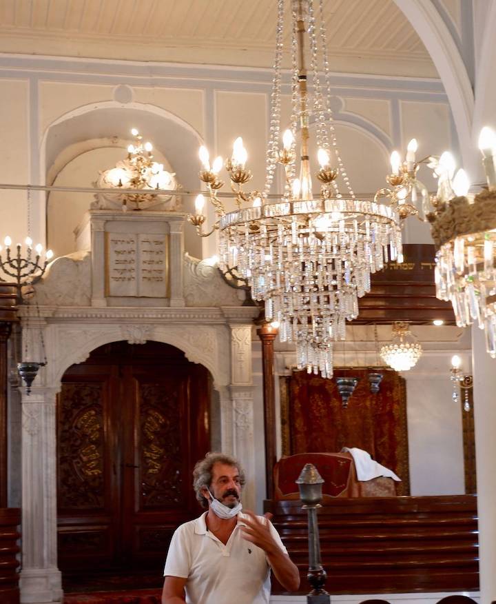 Bencoya in the Signora Geveret Synagogue (Courtesy of author)