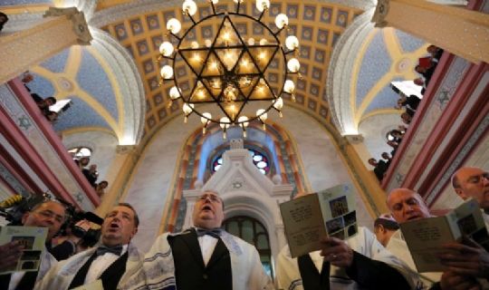 Turkeys Jews Host Ramadan Iftar at Restored Synagogue 