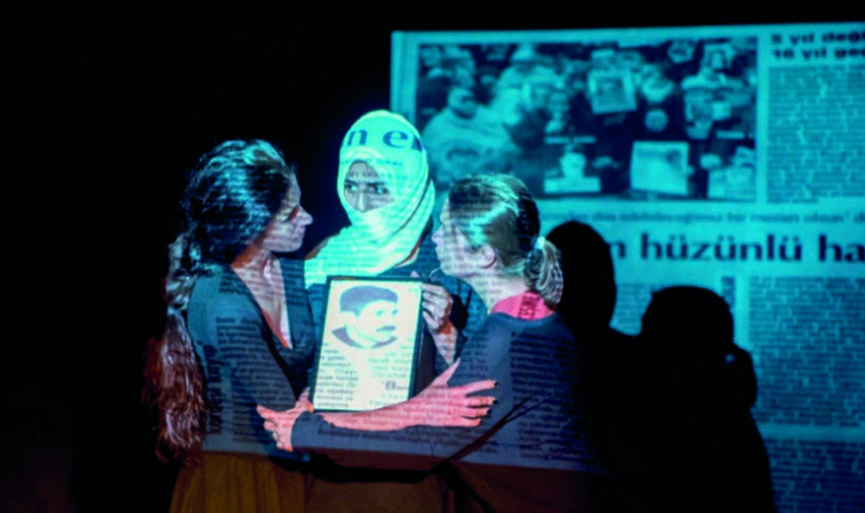 Cumartesi Anneleri Tatavla Sahne’de Küskün Yüreklerin Türküsü 