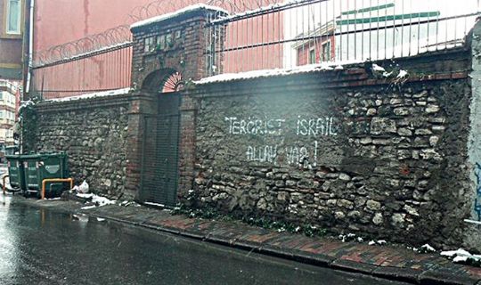 Hate speech marked wall by İstanbul synagogue