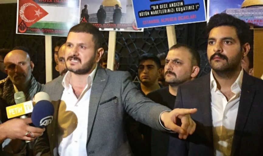 Istanbul protesters of Temple Mount metal detectors kick synagogues doors