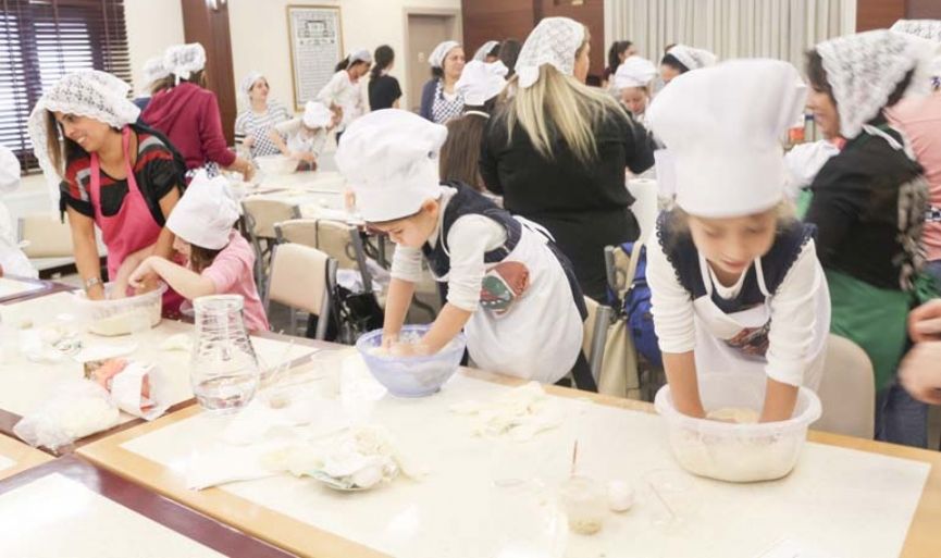 Talmud Torah Caddebostans Challah Project with Mothers and Daughters