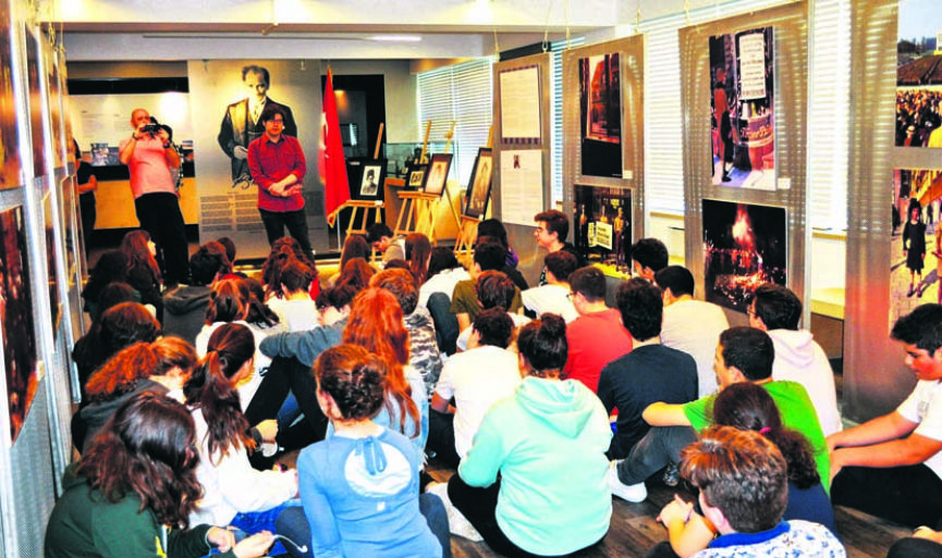 “Visions of the Holocaust” Exhibition meets students
