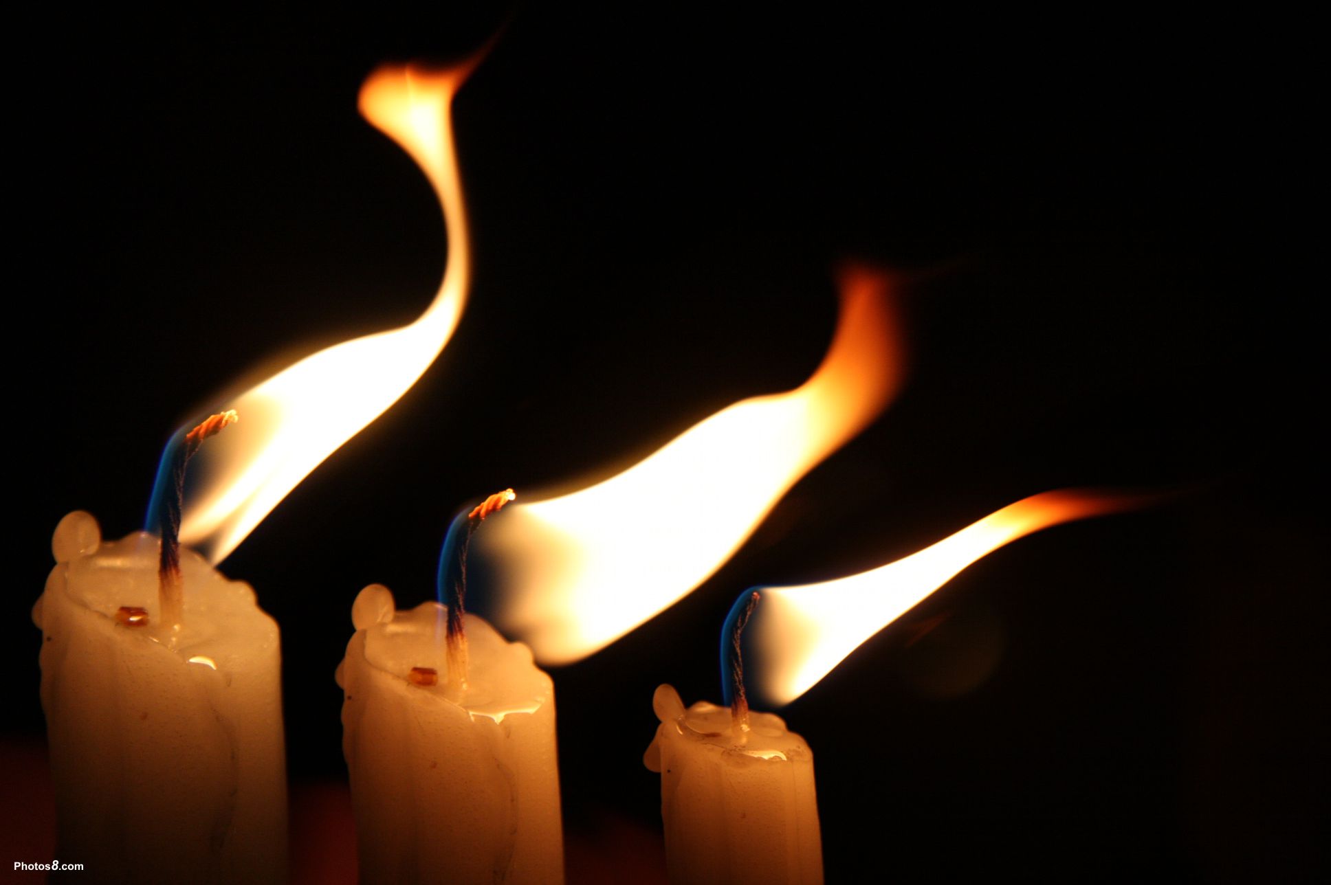 Горят три свечи. Горящие свечи. В пламени свечи. Огненные свечи. Три горящие свечи.