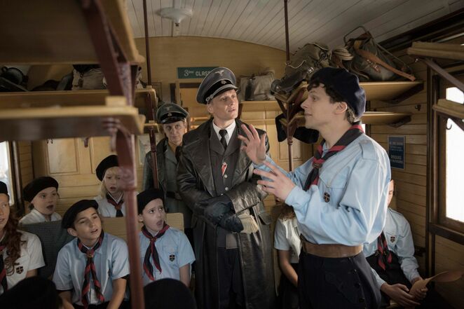 Jewish children in scout uniforms, who are taken to the south by train, sing the hymn Ave Maria under the direction of Marcel, so that the Nazi officer does not become suspicious