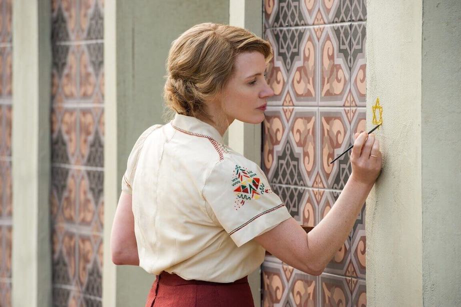 The scene where Jessica Chastain paints the Star of David on the wall; the hasty placement of the message that could not be achieved in the movie, in the last scene of the movie also seems contrived.