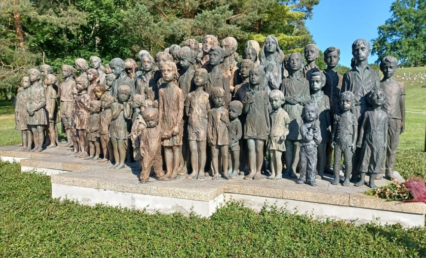 Haritadan silinen k�y, haf�zada ya�ayan foto�raflar: Lidice&acute;nin g�rsel miras�