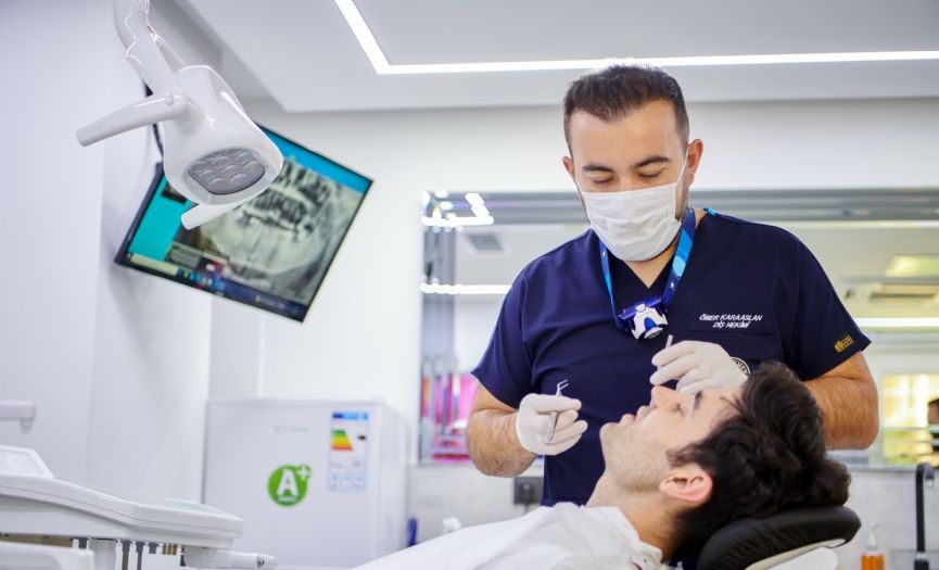 Di Hekimi mer Karaaslan gl estetiinde kullanlan Zirkonyum kaplama ve Lamine Veneer hakknda merak edilenleri aklad