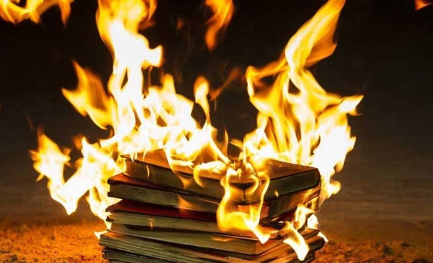 Naziler de kitap yakarak başladı sonra sıra insana geldi