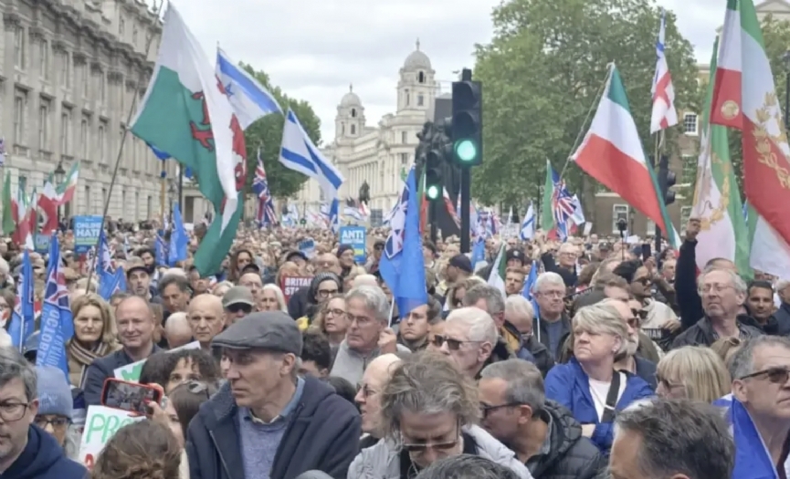 Londra&acute;da binler Yahudilere destek i�in bir araya geldi