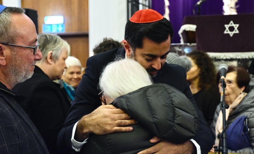 İskoçya Başbakanı sinagogda hem Gazze´deki ailesi için hem de Hamas kurbanları için dua etti