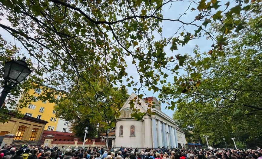 Yzlerce Alman sinagoga kalkan oldu
