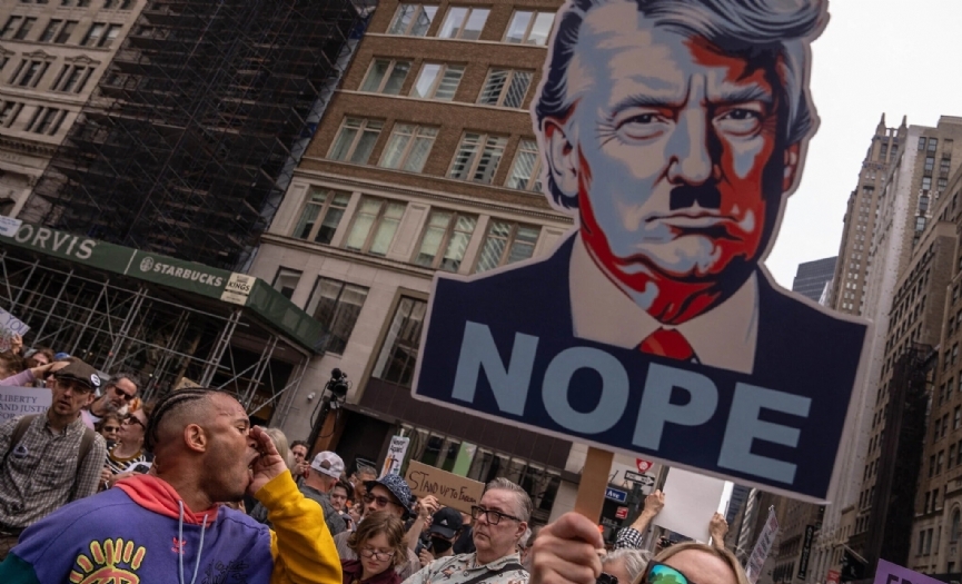 ABD şehirlerinde protestocular Trump´ı Hitler´e benzetti