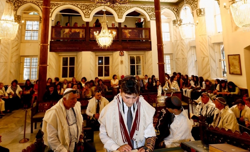 Yanbol&acute;da ku�aklar� birle�tiren Bar Mitzva t�reni