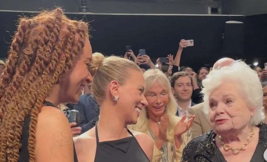 Scarlett Johansson ilk ynetmenlik deneyimi ile Cannes´da ayakta alkland