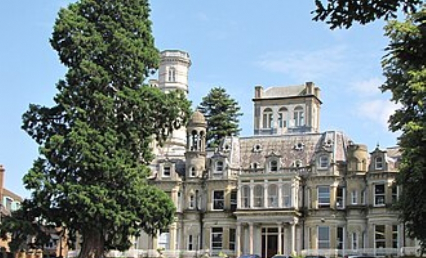 �ngiltere&acute;de Yahudi okuluna velilerden destek