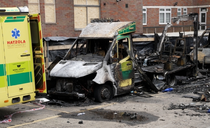 �ngiltere&acute;de kundaklamaya 4 g�zalt�