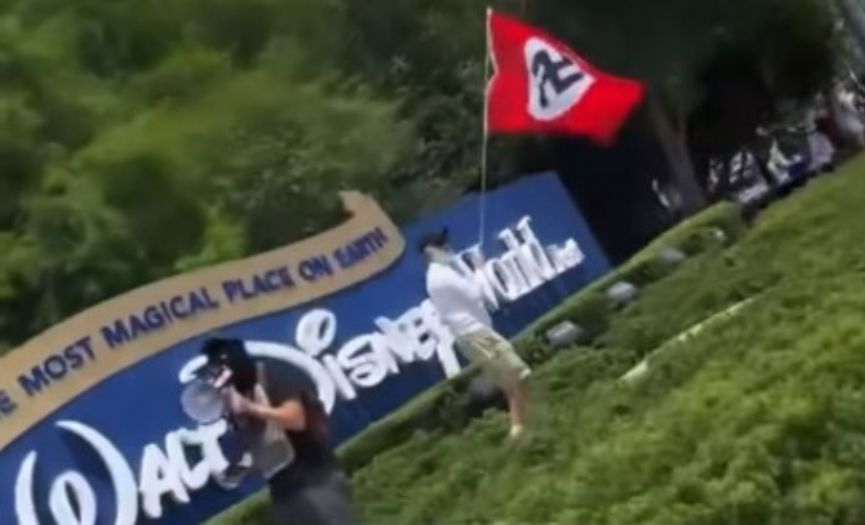 Disney World´de Nazi bayrakları dalgalandı